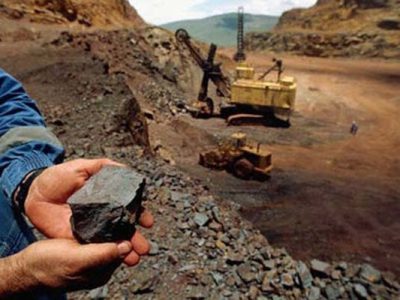سالانه ۳۰۰ هزار تن کنسانتره آهن از معدن تنگ زاغ حاجی‌آباد استان هرمزگان تولید می‌شود