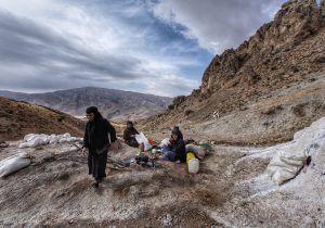 مستند «زنان نمکی» روایتی از زنان معدنکار در چهارمحال بختیاری