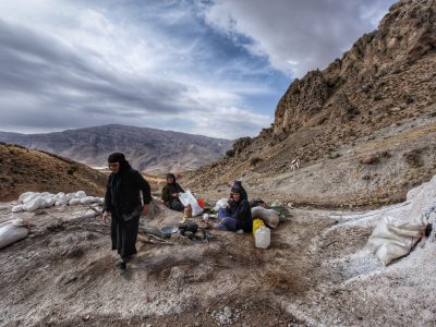 مستند «زنان نمکی» روایتی از زنان معدنکار در چهارمحال بختیاری